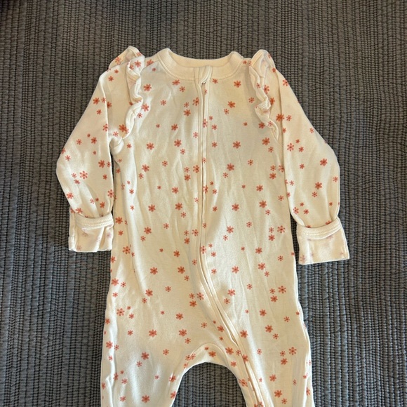 Old Navy girls sleep and play footie - Picture 1 of 3